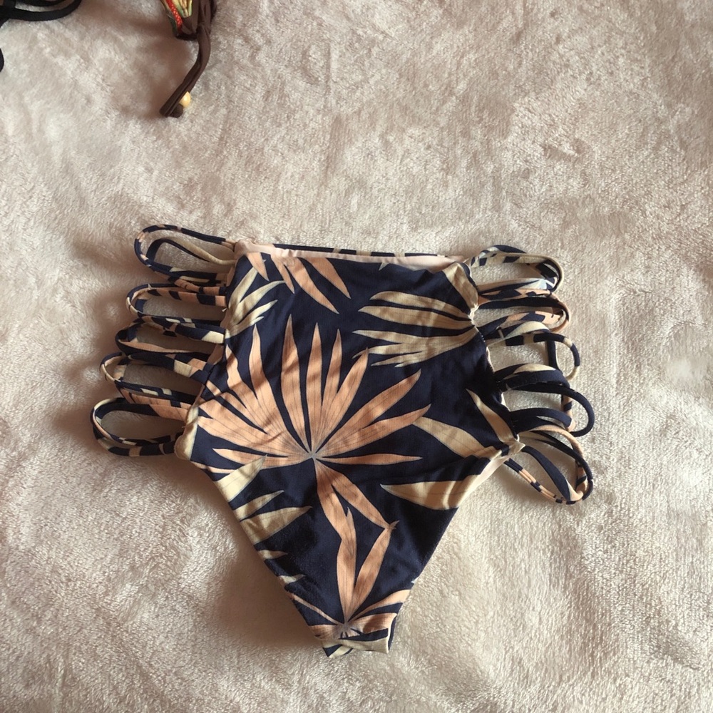 Highwaisted bikini bottoms.